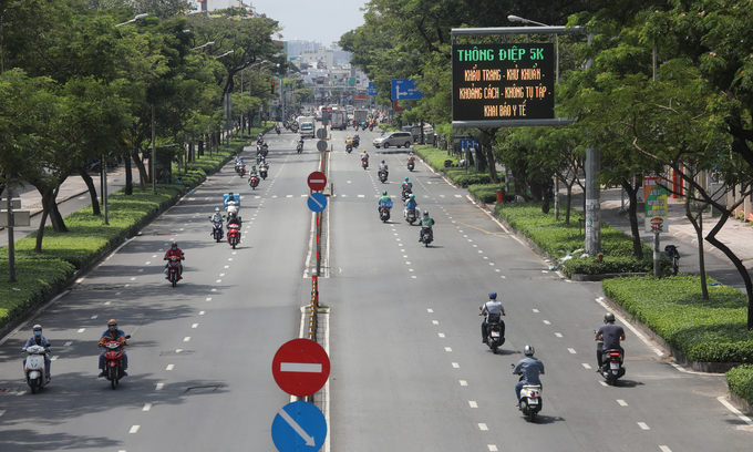 Транспортные средства движутся по улице Нгуен Ван Ку в 5-ом районе г.Хошимина, 18 августа 2021 года. Фото: VnExpress/Thanh Nguyen